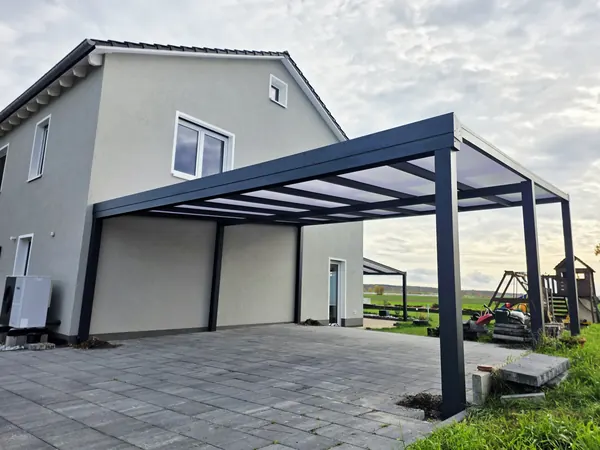 Alu-Carport an der Einfahrt vor einem Wohnhaus